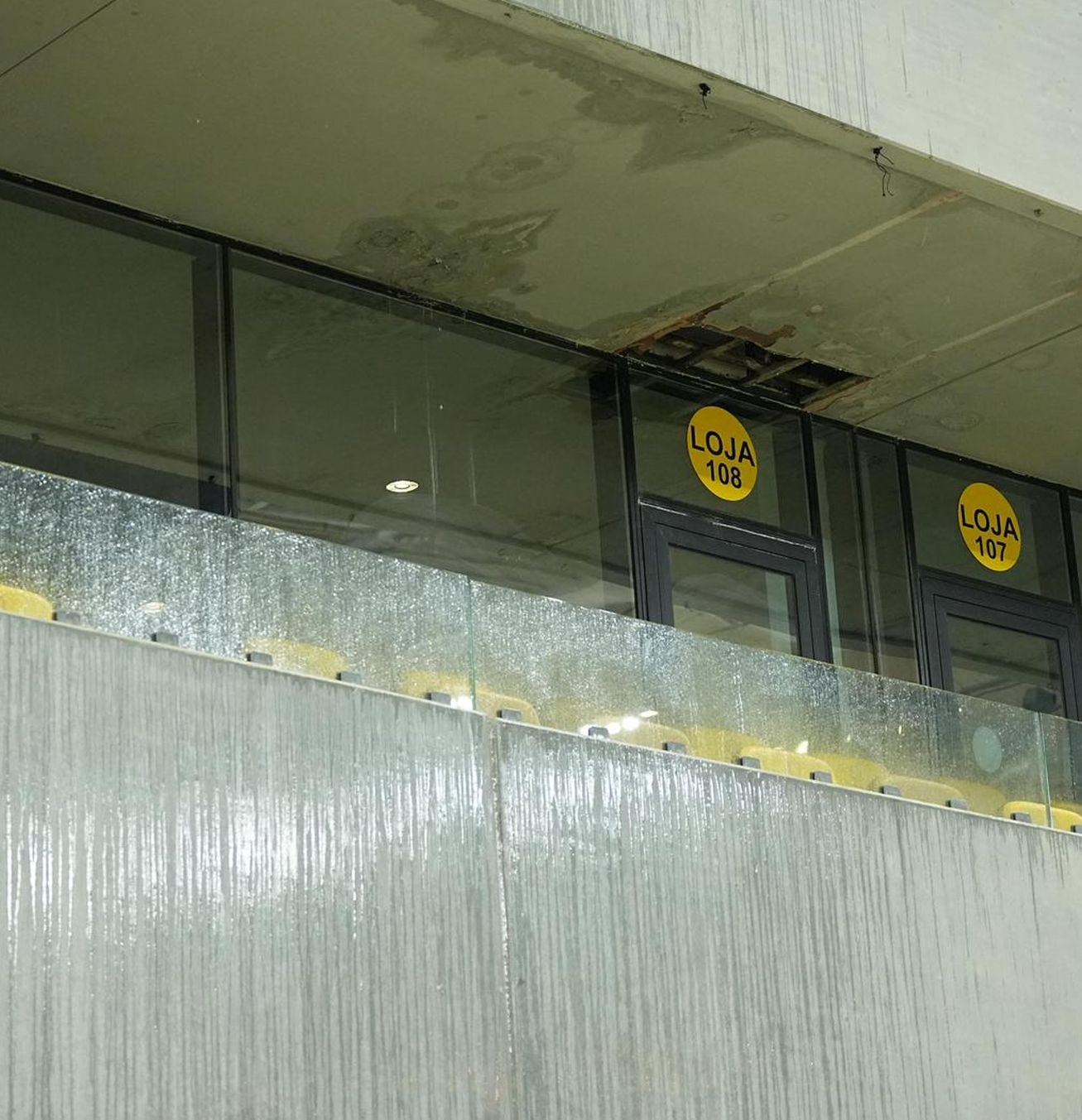 ARENA RUȘINII  Imagini dezolante de la Arena Națională: „plouă” în zona VIP, fotolii deteriorate și un gazon deplorabil 