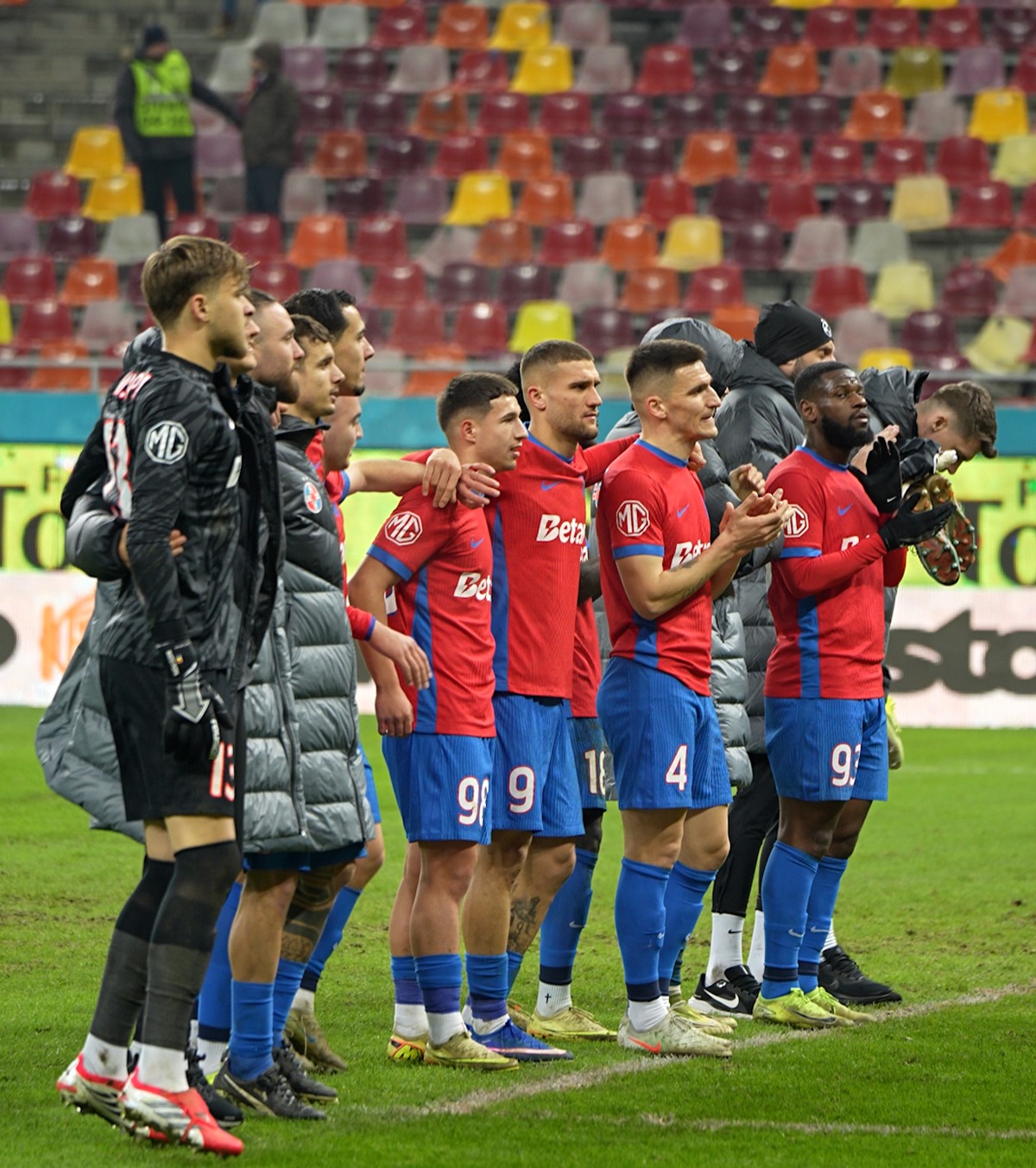 Mesaj din peluză VIDEO FCSB este sub presiune înaintea ultimelor două etape » Ce le-au transmis fanii despre play-out