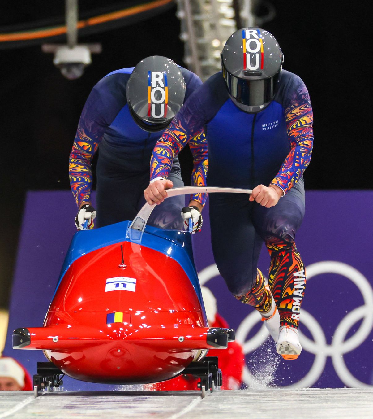 „Ne antrenăm pe unde putem” Au obținut locul 5 la JO de iarnă, dar nu au unde să se pregătească. Mihai Tentea: „Alții au mecanici, noi construim bobul”