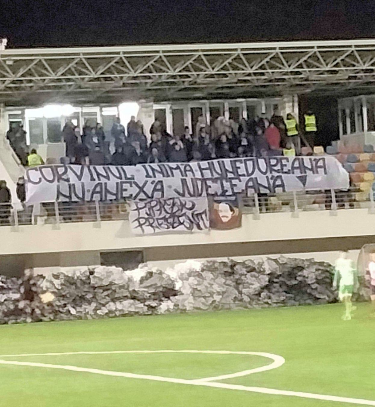 Protest al fanilor Suporterilor echipei de tradiție nu le place stadionul ales pentru sezonul viitor: „Nu vreți în Vale? Atunci mergeți în deal!”