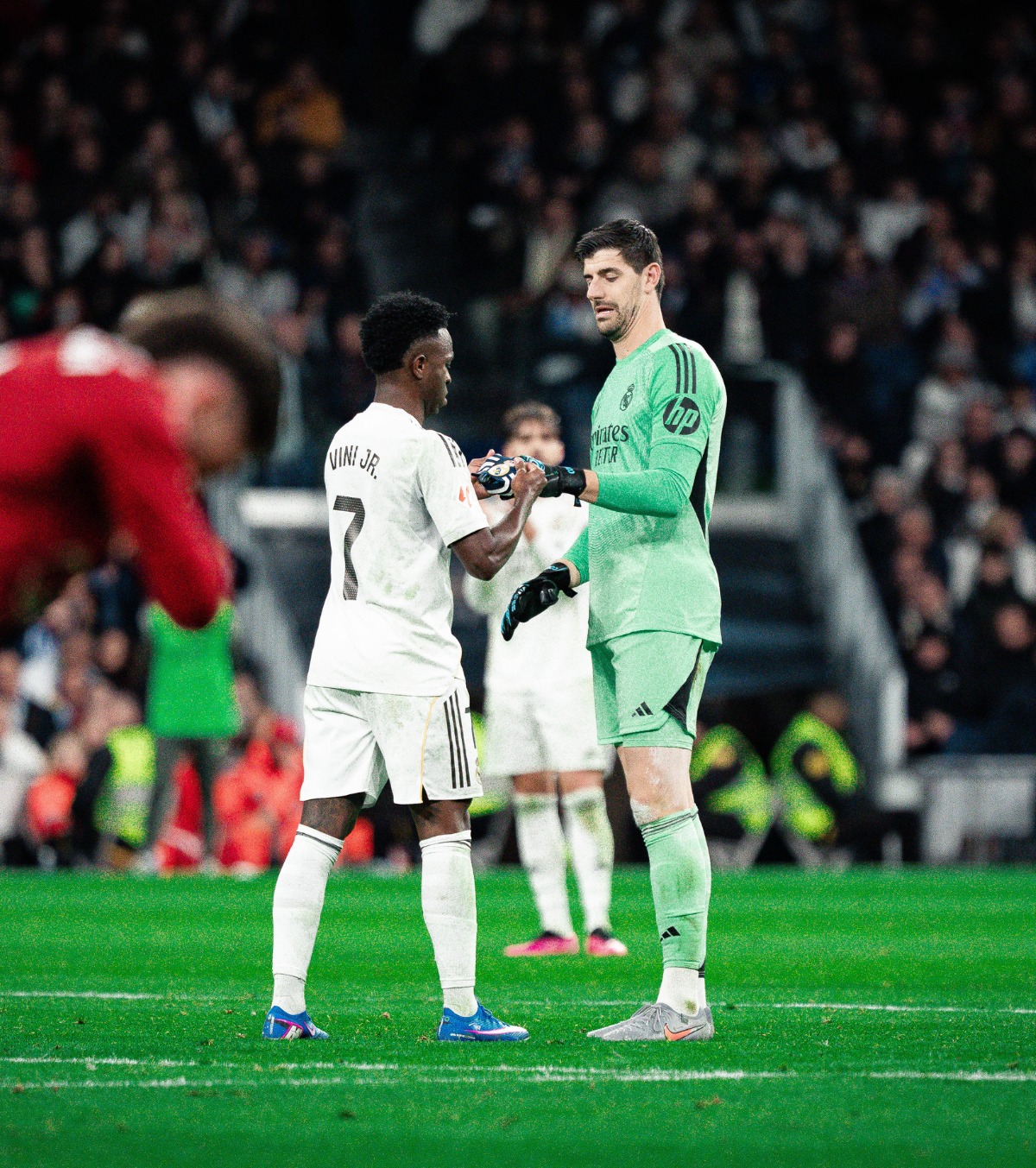 Thibaut Courtois, la 1,99 m, cu 23 cm deasupra brazilianului Vinicius, colrgul de la Real Madrid. Foto: Imago