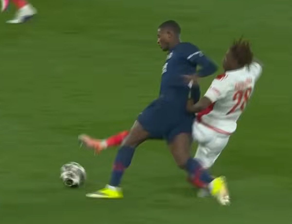 Pentru acest tackling dur a primit Coulibaly primul „galben” Foto: Captură TV