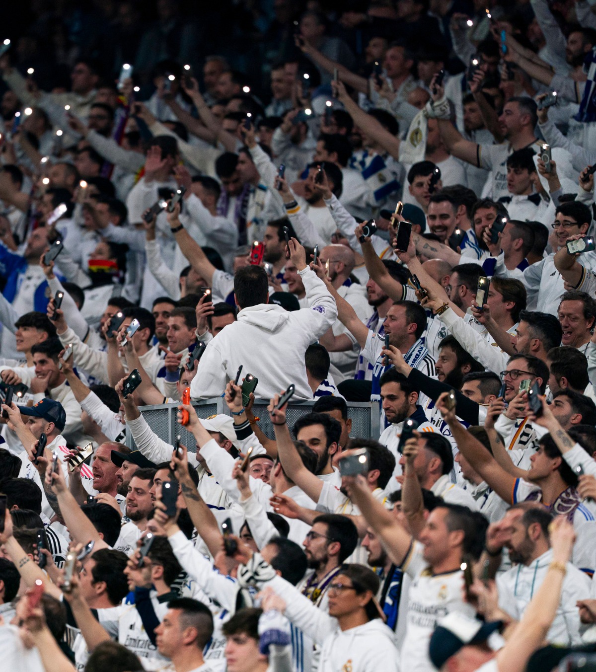 Gest șocant pe „Bernabeu” Ce a făcut un fan al lui Real în meciul cu Benfica și cum a reacționat clubul madrilen » Courtois: „Să nu mai fim atât de proști!”