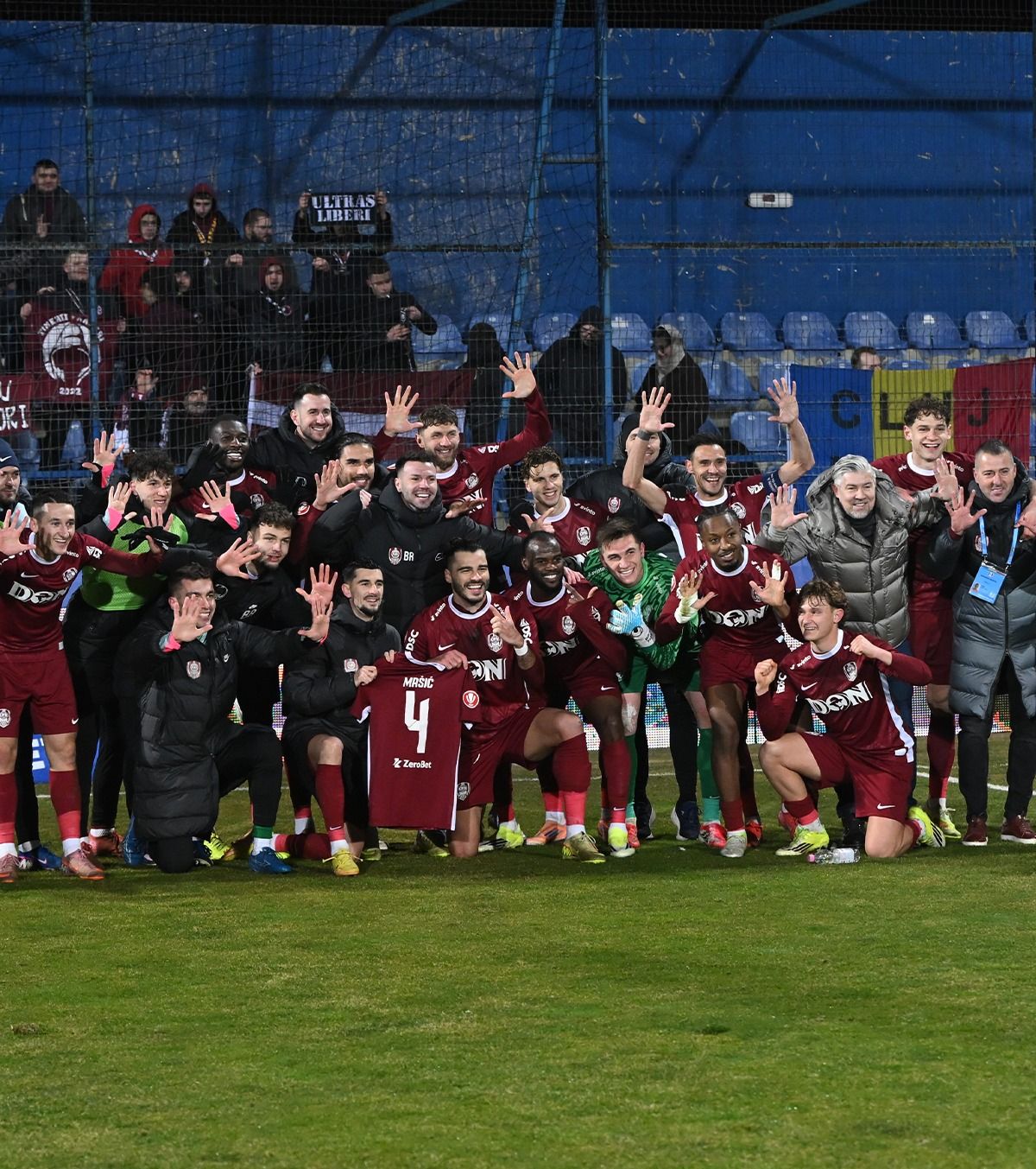 CFR Cluj s-a descătușat în vestiar VIDEO. Cum au sărbătorit jucătorii și staff-ul calificarea neașteptată în play-off. Zece victorii consecutive!