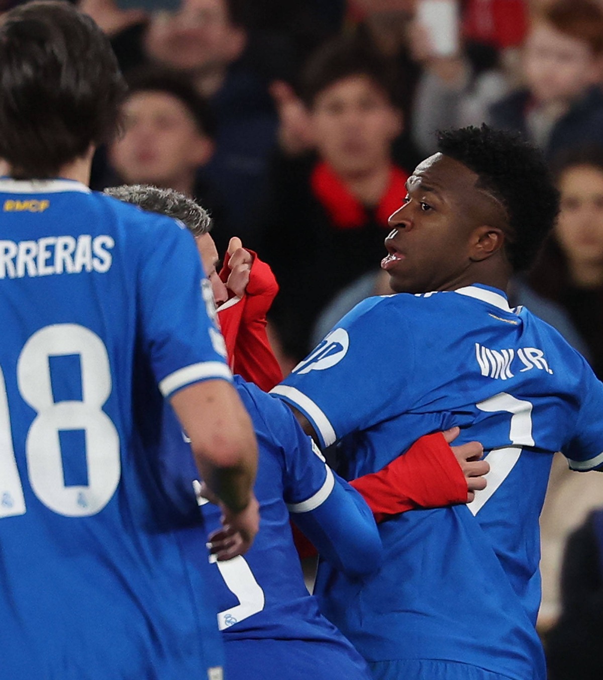 „Legea Vinicius” Ce se va întâmpla cu jucătorii care își acoperă gura în timp ce se ceartă cu adversarii