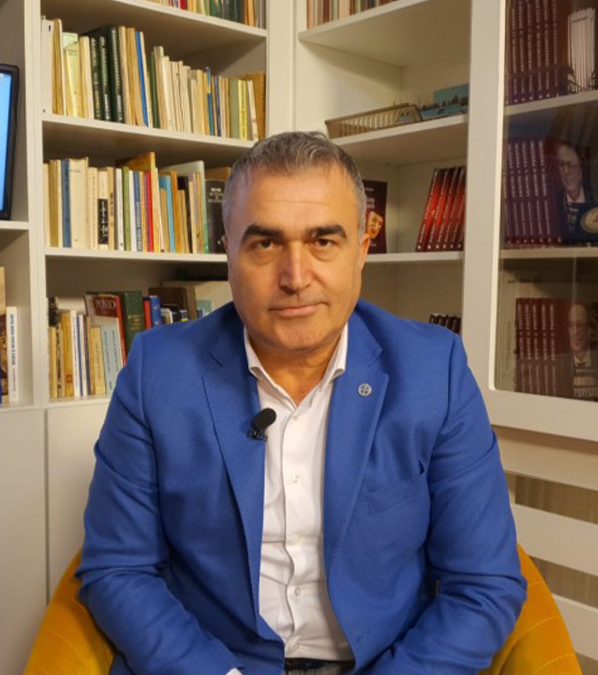 Alcool la Farul - CFR Directorul unei firme din subordinea Primăriei Constanța, surprins în timp ce bea vin la meci. Clubul riscă o amendă drastică