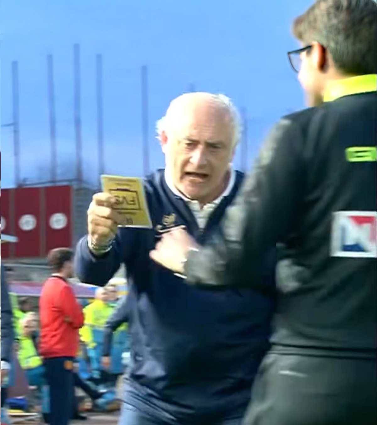 Mandorlini și-a făcut dreptate singur VIDEO. Fostul antrenor de la CFR Cluj a scos cartonașul și i l-a dat arbitrului » Ce decizie a luat „centralul”