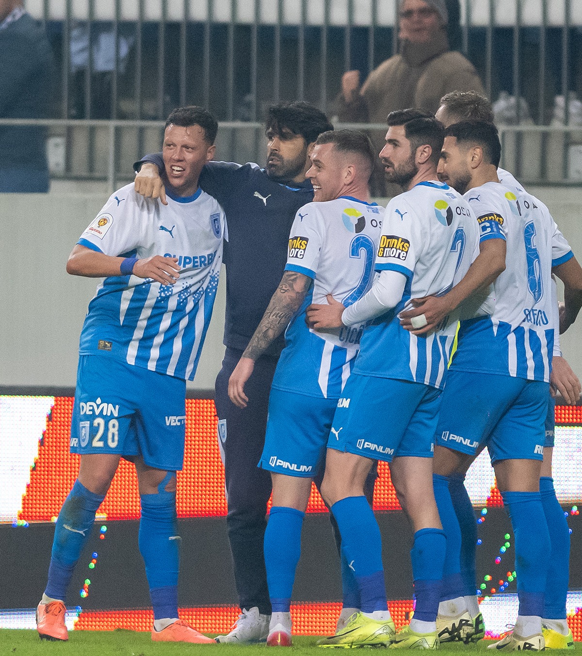 Coelho, eliminat FOTO: Tehnicianul Craiovei a intrat pe teren după gol și l-a luat de gât pe Baiaram. Ce partidă va rata