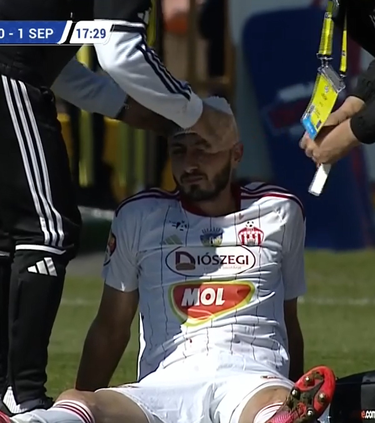 Momente de spaimă la Bihor - Sepsi FOTO. Ambulanța  a intrat pe teren după o ciocnire extrem de dură între doi jucători » Ce s-a întâmplat