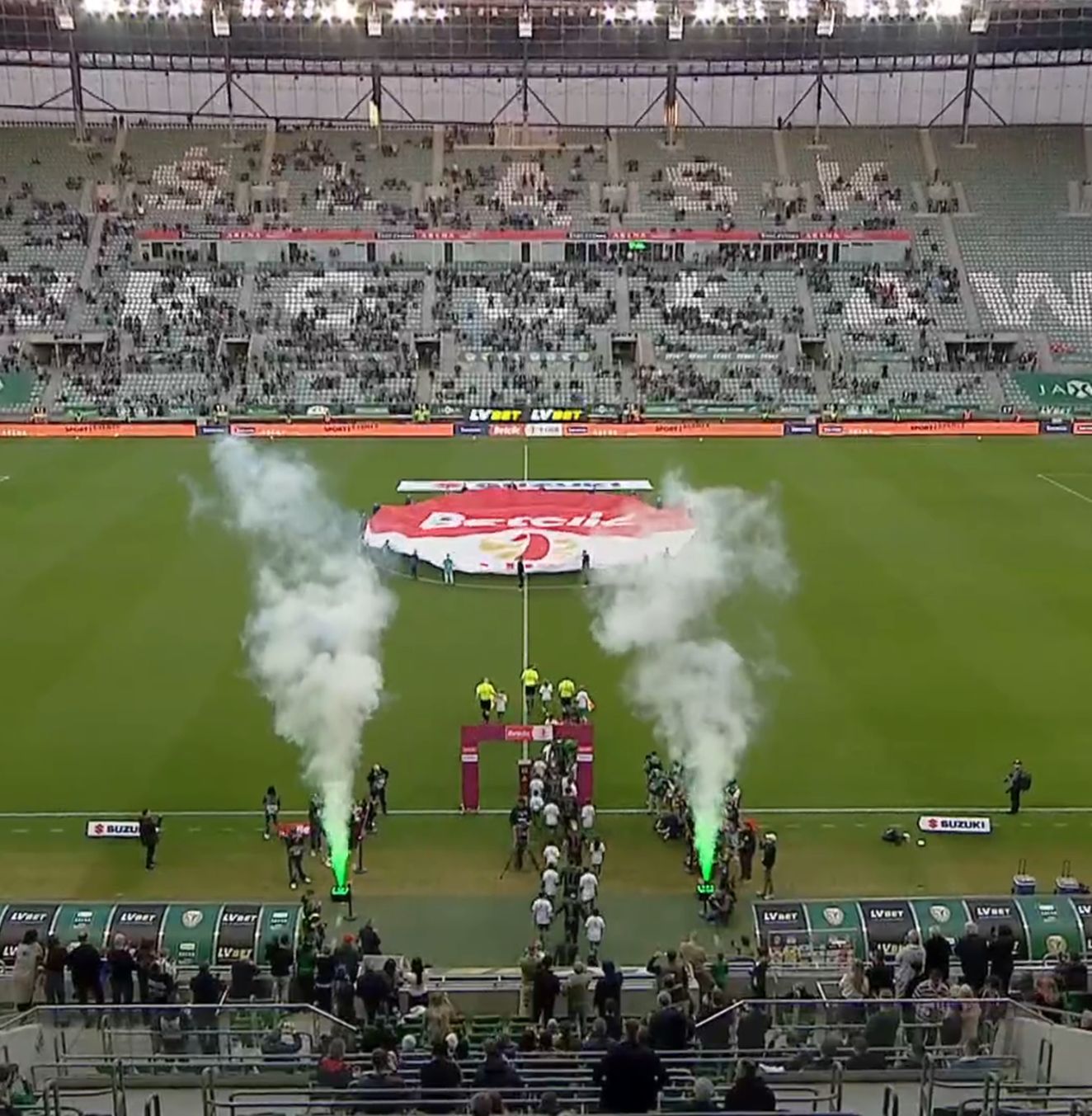 Scene incredibile! Oaspeții au boicotat partida: gazdele au ieșit pe teren și au jucat fotbal cu copiii. Televiziunea a arătat grafica cu ZERO jucători