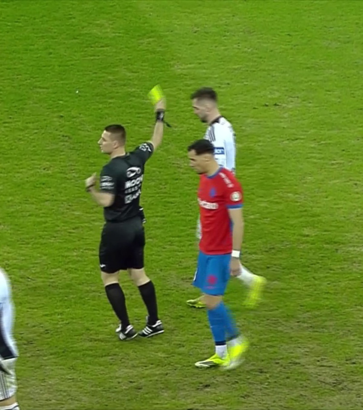 Fază bizară în FCSB - U Cluj   FOTO Momentul care l-a făcut pe comentator să exclame: „Să i-l bage în ochi și mai multe nu!”