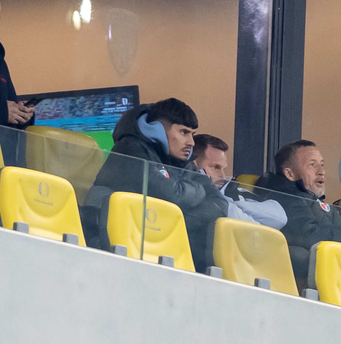 NU S-A VĂZUT LA TV  Ironii, un moment frumos și un suporter de lux la FCSB - U Cluj: „Serie B, Serie B!”