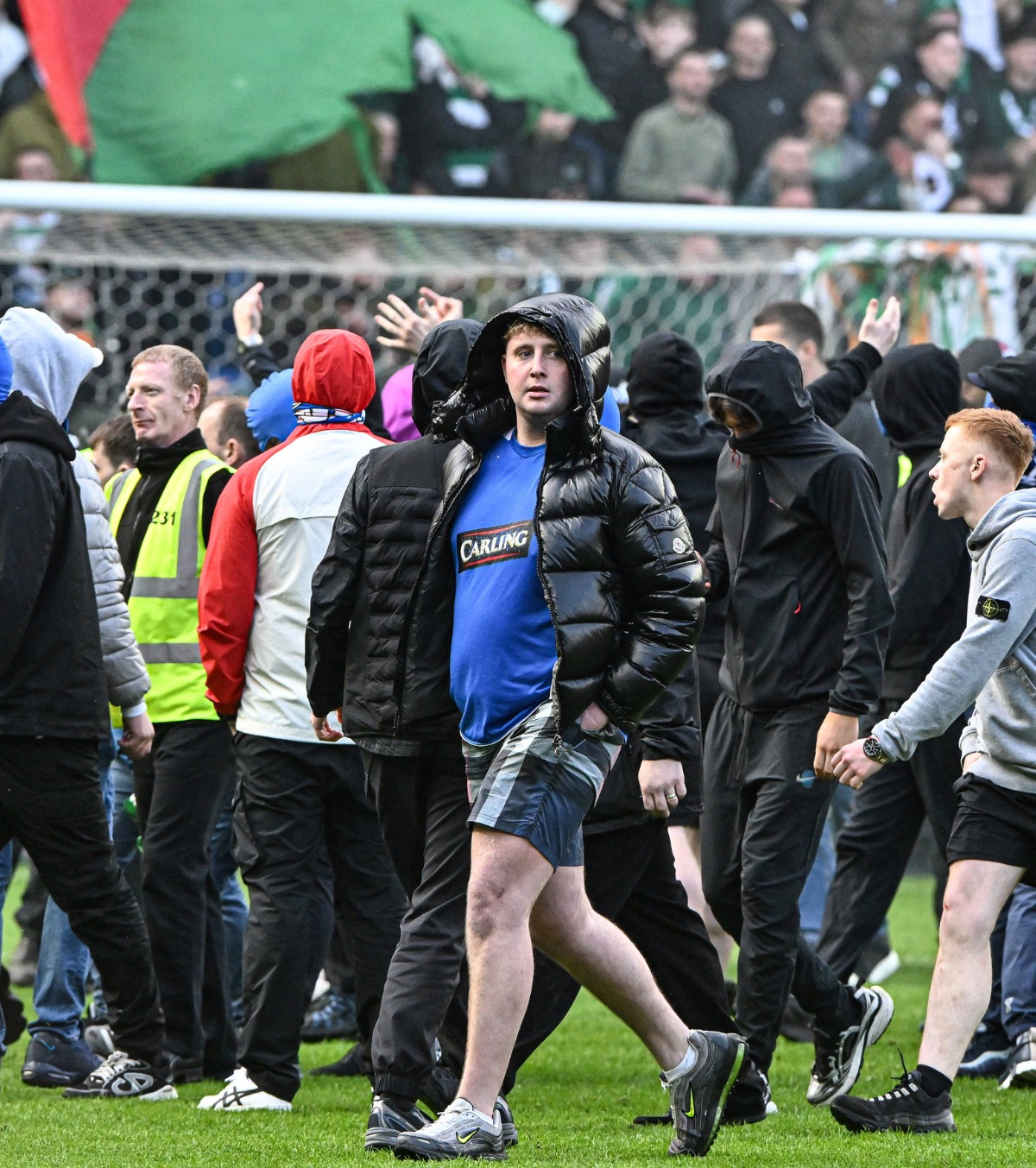 Lupte de stradă pe gazon! FOTO+VIDEO. Suporterii au invadat terenul după Rangers - Celtic și s-au bătut: „Violență extremă!”