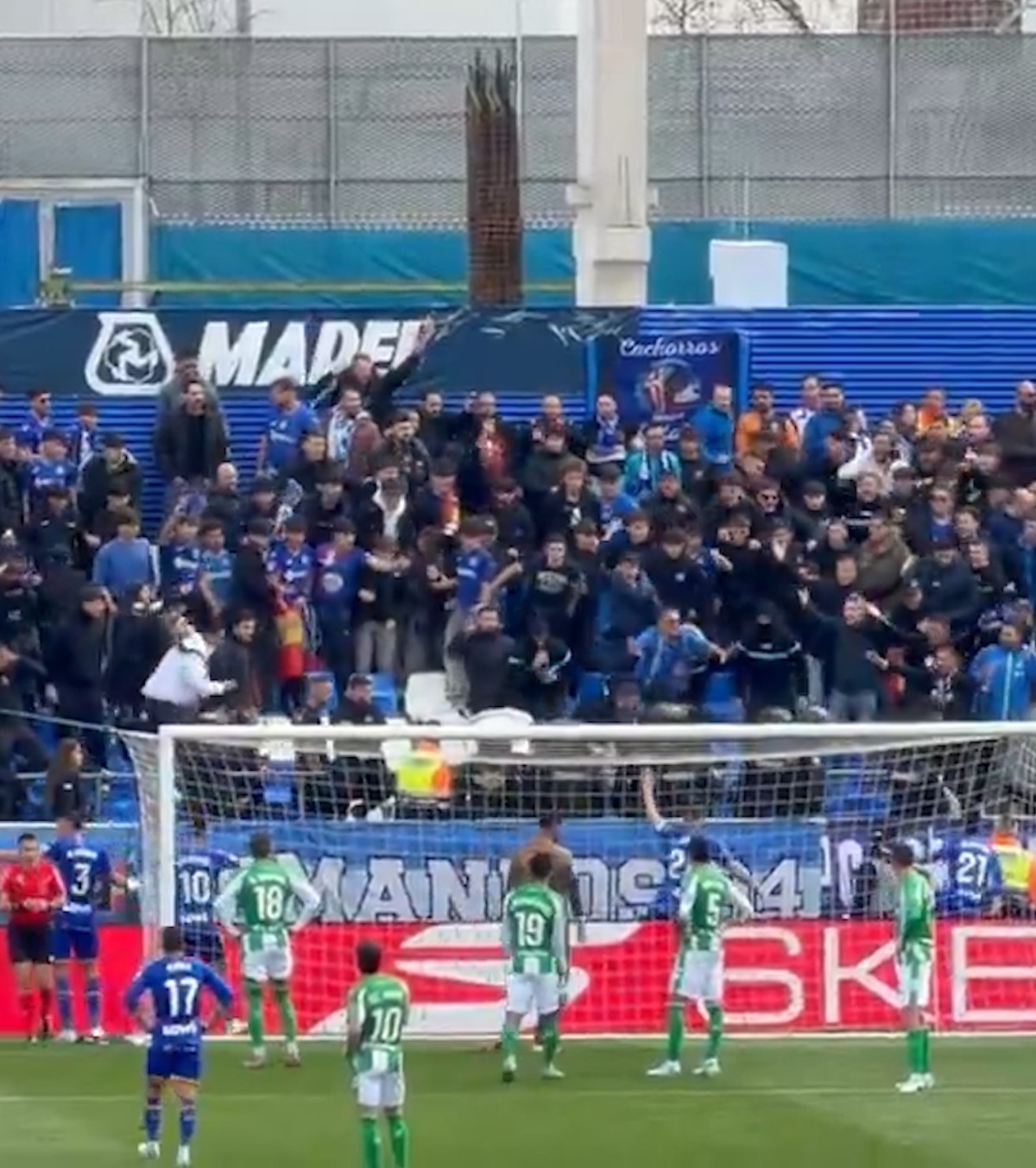 Scandal în Spania Meciul dintre Getafe și Betis, întrerupt după ce fanii gazdelor au vrut să meargă în sectorul advers. Cum a reacționat La Liga