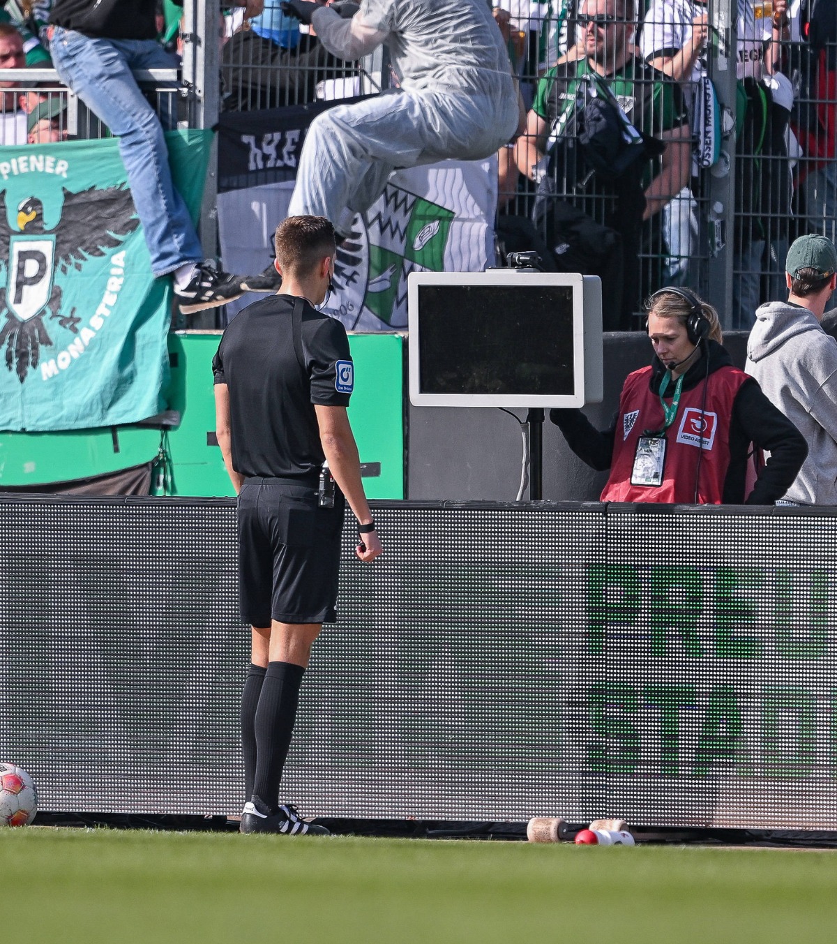 Au deconectat monitorul VAR Ultrașii din 2.Bundesliga au sabotat sistemul, iar arbitrul n-a putut urmări reluările. Ce decizie a luat 