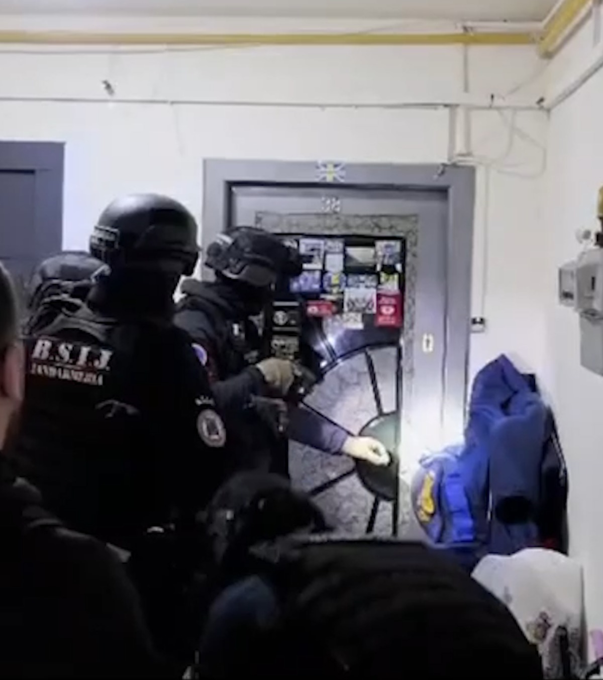 Percheziții după Rapid - Petrolul VIDEO:  Poliția și Jandarmeria au demarat acțiuni ample, după violențele din Giulești. Au fost identificate 9 persoane