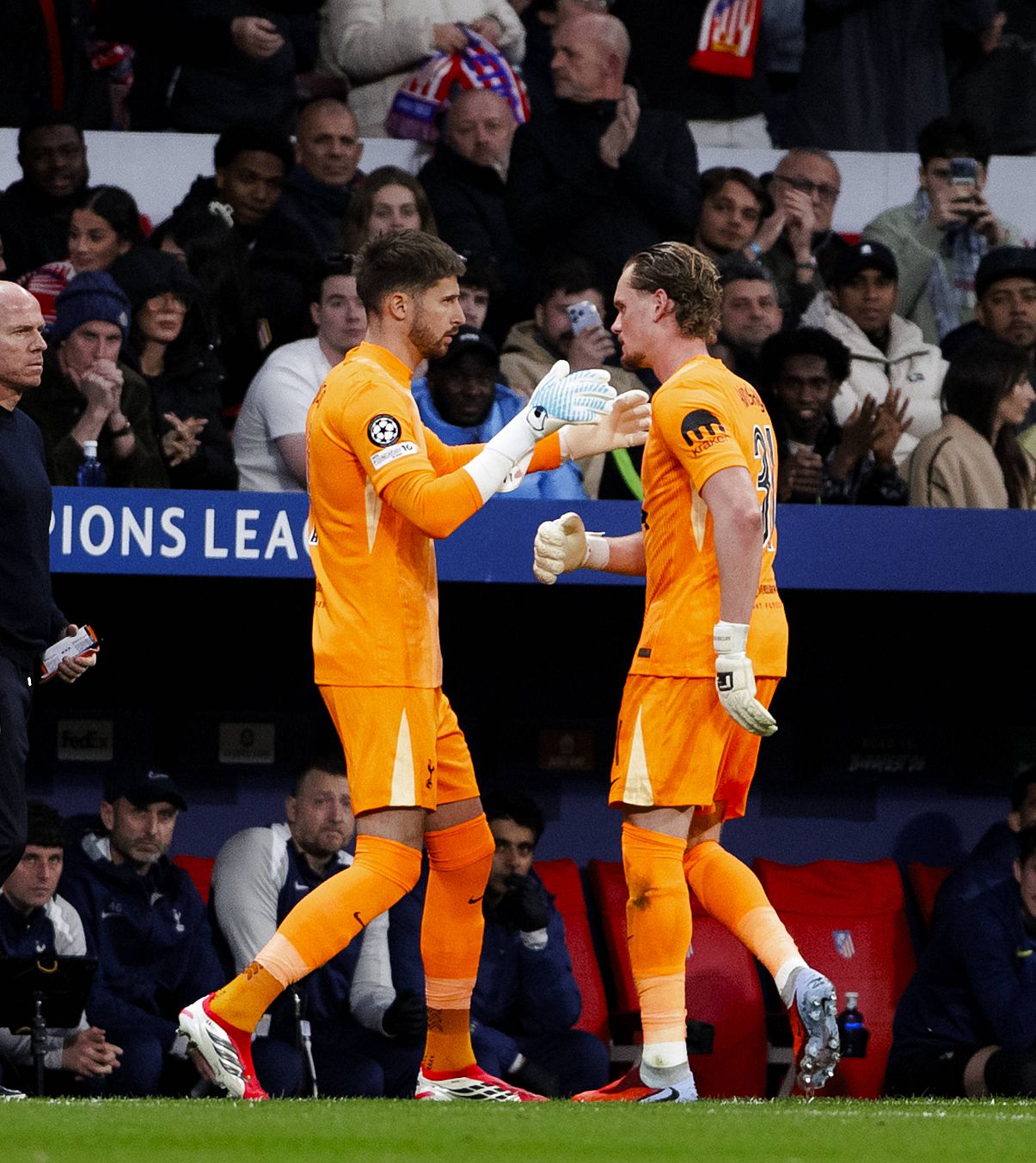 Kinsky (dreapta) a fost schimbat după 17 minute la Tottenham: gafase la două goluri cu Atletico. Nici Vicario n-a oprit căderea: 2-5 cu Atletico Foto: Imago