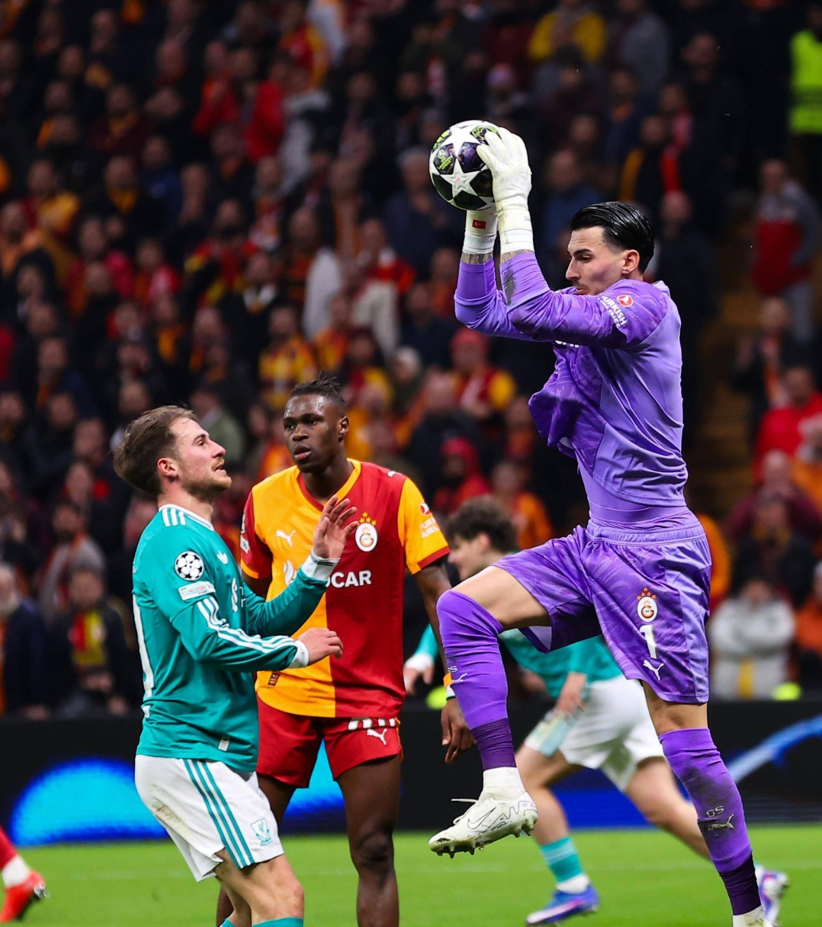 Zid în fața României Portarul Turciei, invincibil două meciuri la rând cu Liverpool. Ce spune Slot despre el