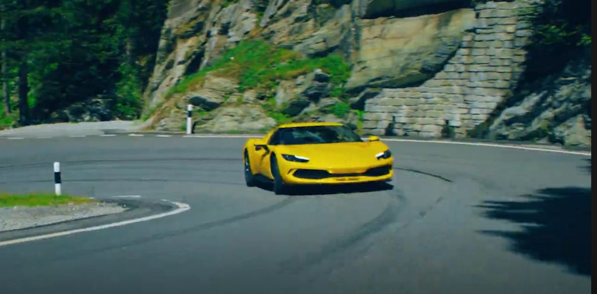 Manevră greșită cu un Ferrari 296 GTB Ce a făcut un angajat care încerca să mute bolidul de lux al lui Tonali, evaluat la peste 300.000 de euro!