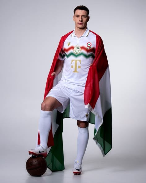 Marius Corbu, într-un tricou special lansat de Ferencvaros. Foto: Facebook / Ferencvarosi Torna Club