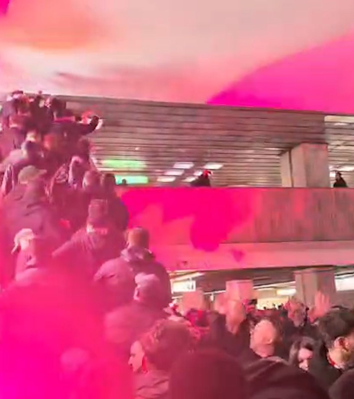 Haos la metrou VIDEO. Ultrașii lui Dinamo și-au făcut de cap în drum spre Giulești: torțe, petarde și scandări rasiste