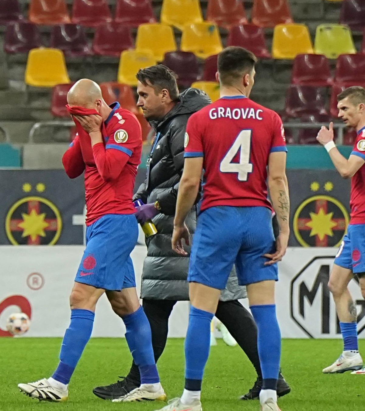 Probleme mari la FCSB FOTO: Vlad Chiricheș a ieșit accidentat + Florin Tănase i-a dat mari emoții lui Rădoi