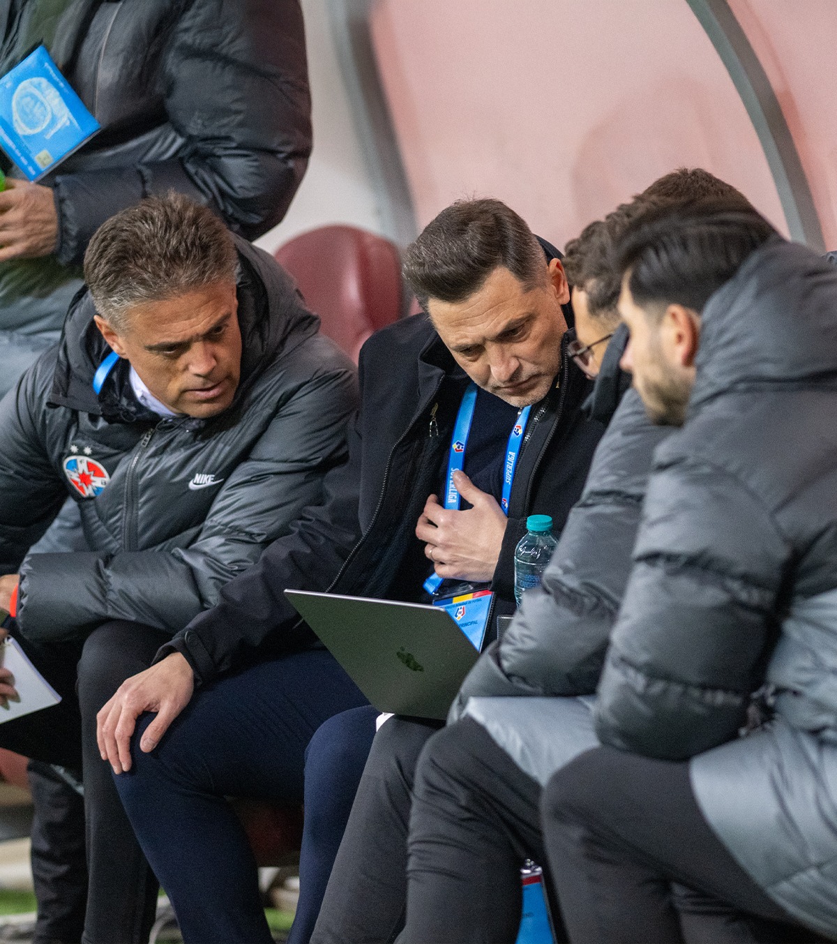 Analiză pe bancă FOTO: Imagine inedită, la pauza meciului FCSB - Metaloglobus