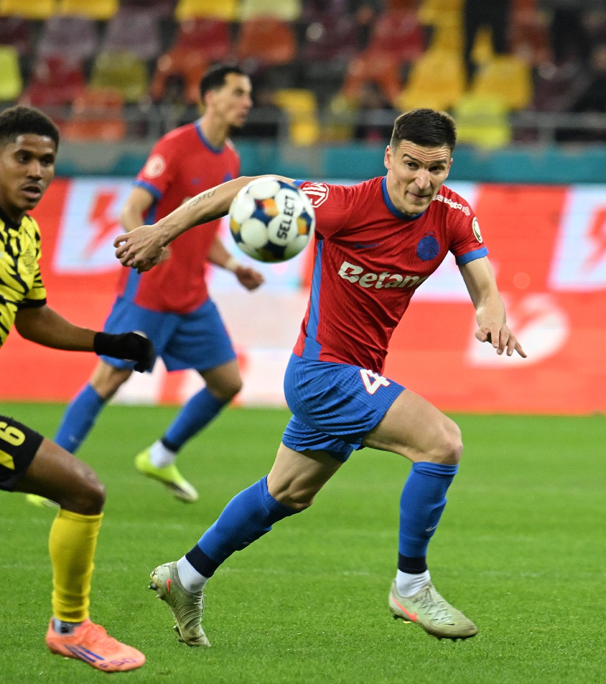 Ce a pățit Graovac Mirel Rădoi a anunțat diagnosticul stoperului de la FCSB, după accidentarea din meciul cu Metaloglobus 