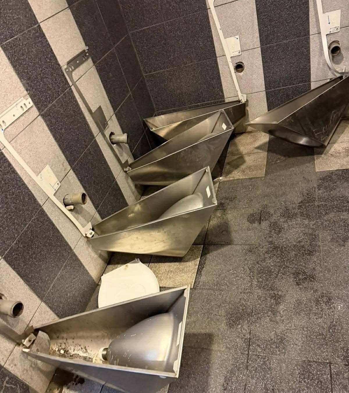 „Civilizații Clujului...” FOTO. Fanii CFR-ului au făcut prăpăd pe stadion, la derby-ul pierdut cu Universitatea