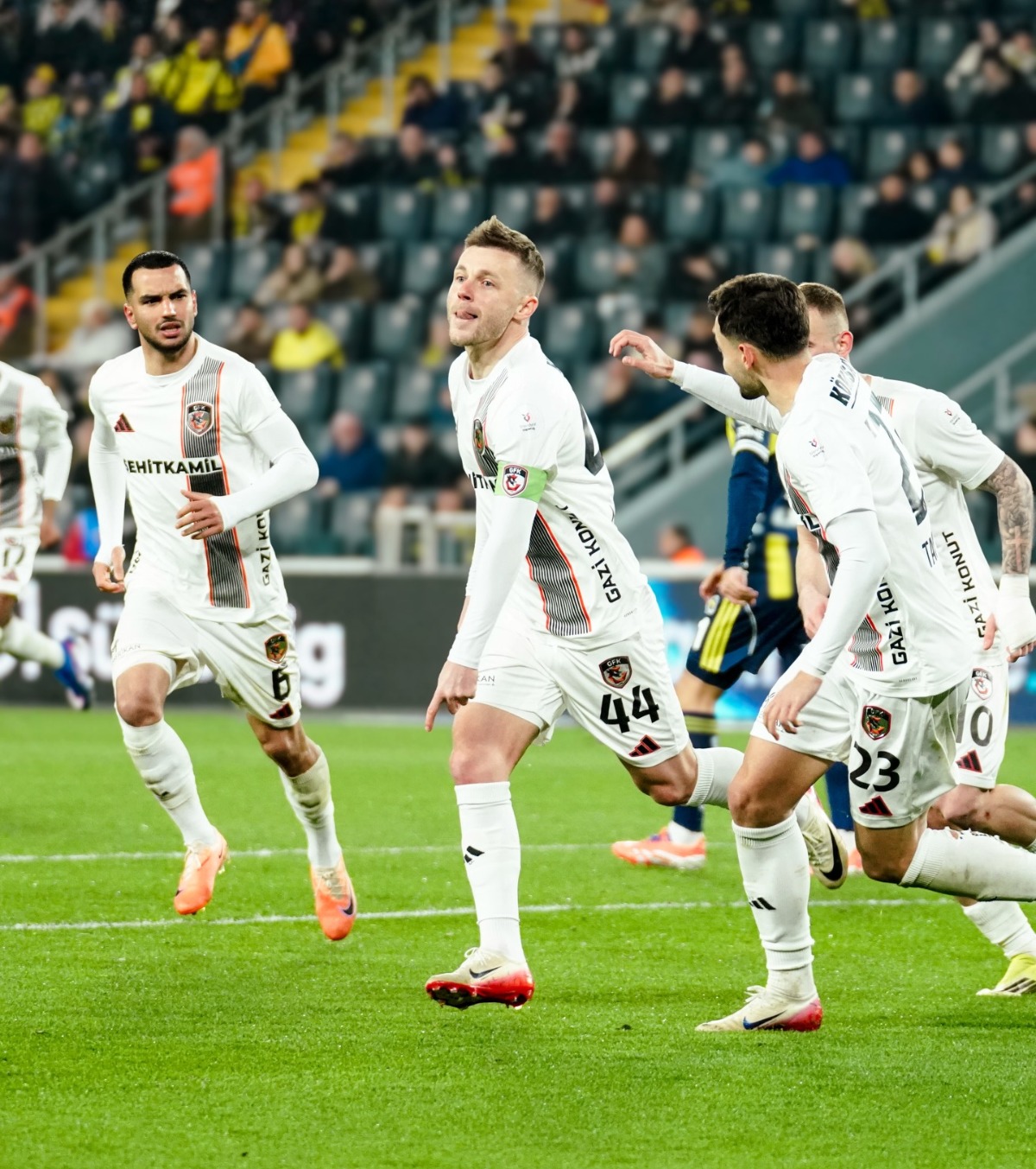 Maxim, gol cu Fenerbahce VIDEO. Mijlocașul român  a marcat din nou în prima ligă din Turcia