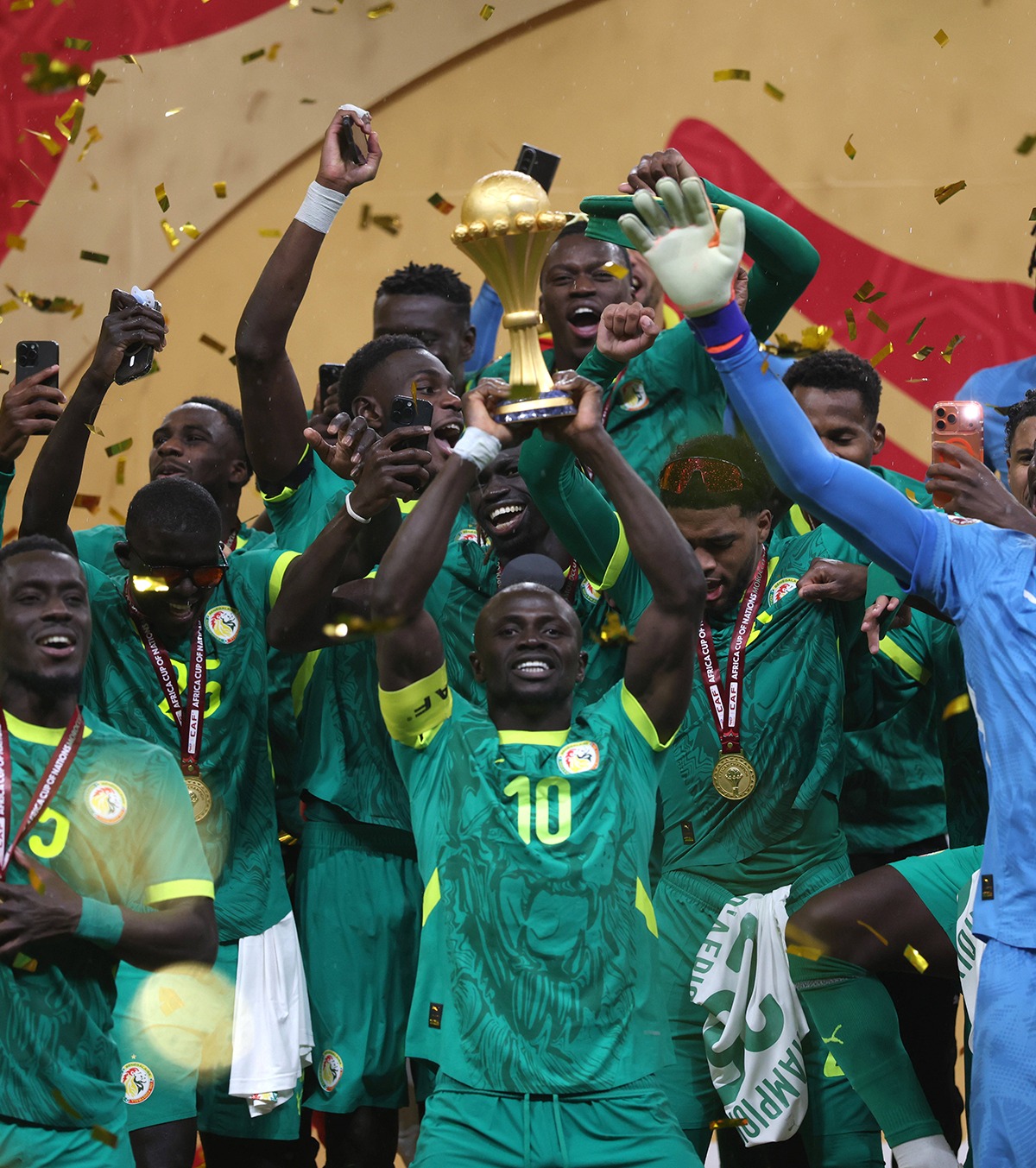 „Va fi Al Treilea Război Mondial” Senegalezii, furioși după ce li s-a retras Cupa Africii: „CAF e coruptă. Trofeul rămâne aici”