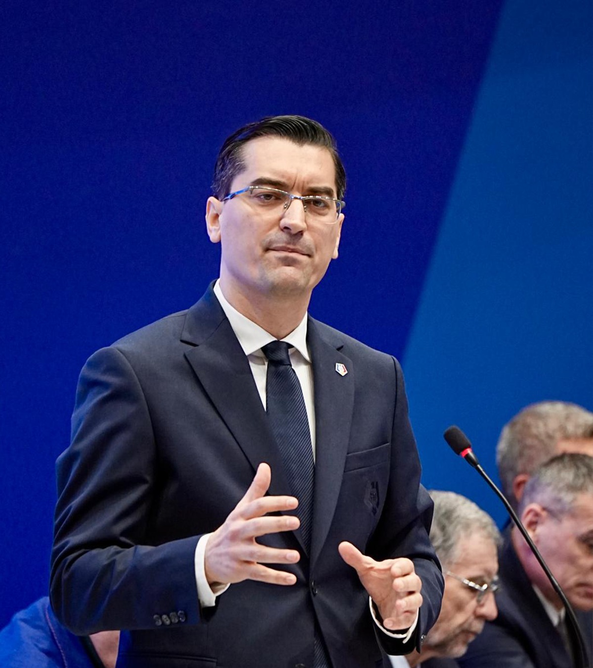 „Cine e măscăriciul ăsta” Răzvan Burleanu și-a jignit contracandidatul: „Fetița mea a întrebat-o asta pe soția mea”