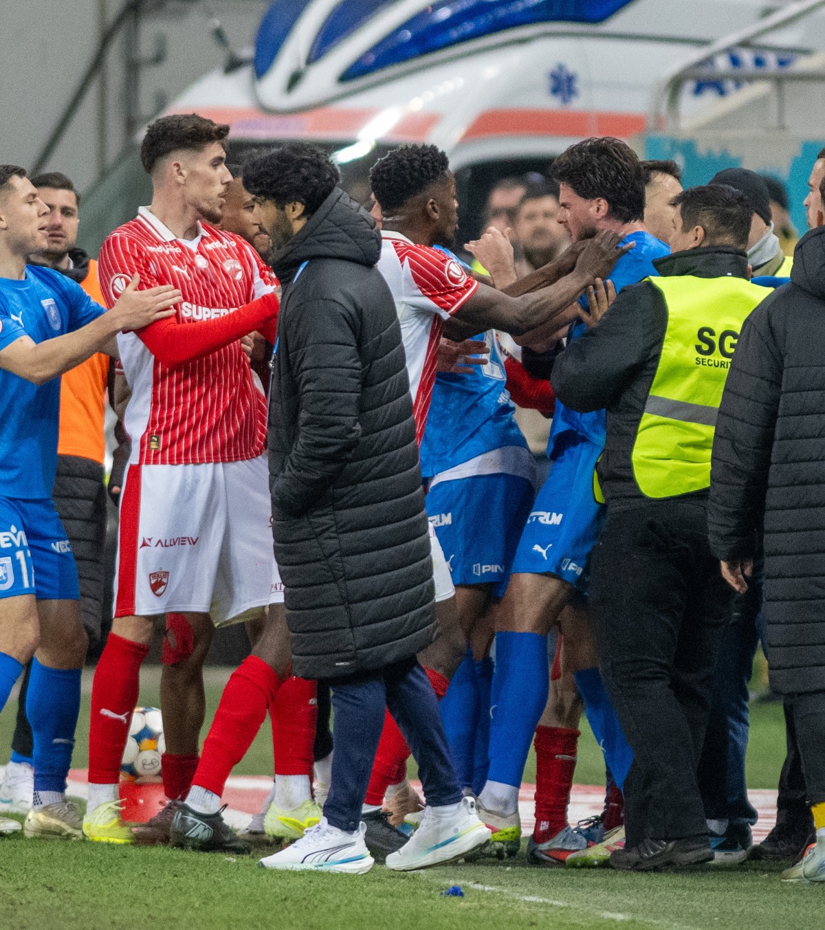 Aproape de bătaie FOTO. Încăierare generală pe Arena Națională! Craiovenii au sărit imediat de pe bancă și l-au încolțit pe Boateng