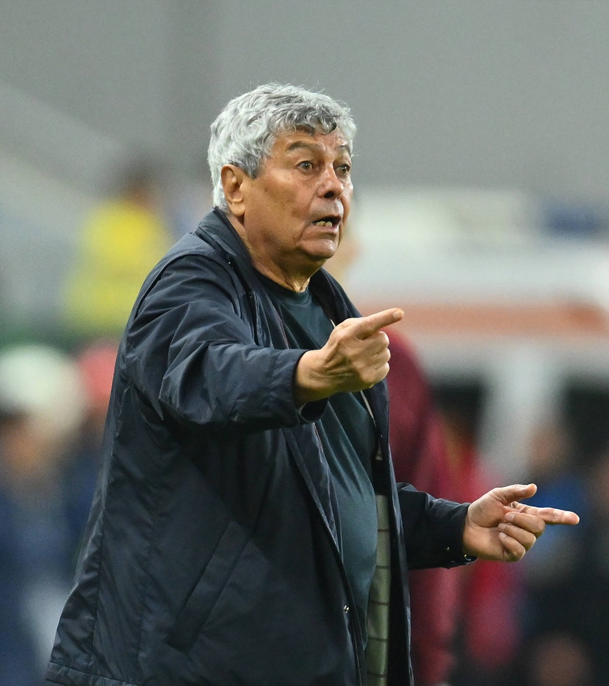 Lucescu are o singură necunoscută Selecționerul se gândește la al 11-lea nume pentru barajul cu Turcia.  Ce ar putea alege la mijloc