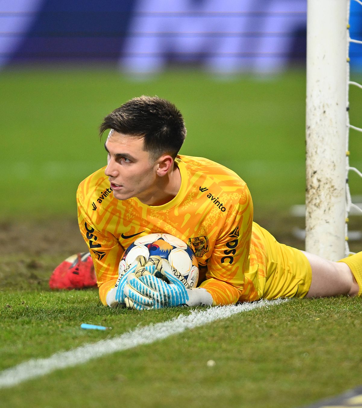 Popa, mai tare decât Aioani FOTO. Duelul portarilor convocați de Lucescu pentru barajul CM. Superparadă și eroare la CFR - Rapid 1-0