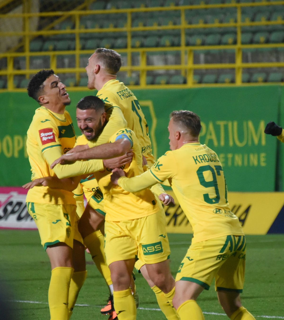 Cârtița a dat gol!😂 FOTO. Momentul în care un „mușuroi” ajută un jucător din Croația să înscrie  cel mai bizar gol al anului