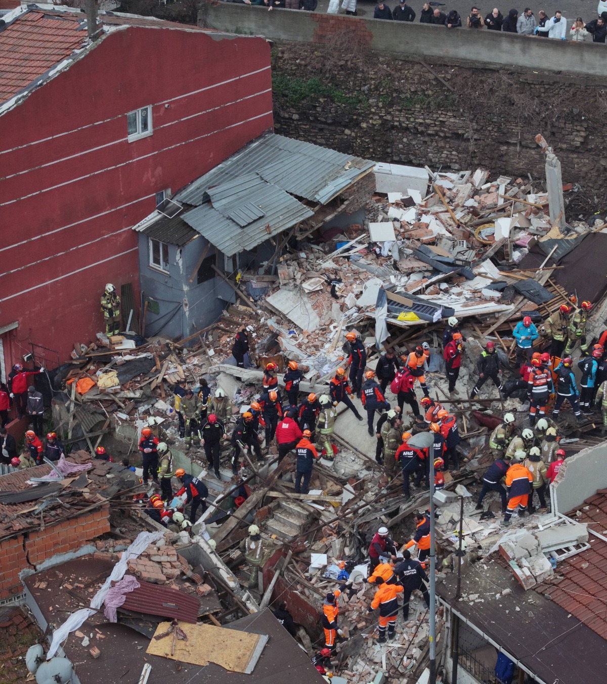 Tragedie la Istanbul Două clădiri s-au prăbușit din cauza unei explozii, în orașul în care va evolua echipa națională miercuri