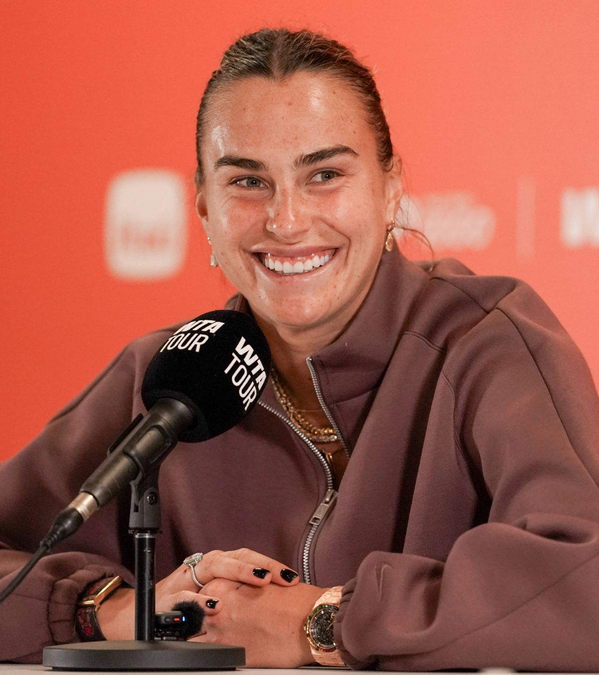 Sabalenka driblează regulile Liderul WTA a găsit o portiță pentru a scăpa nepedepsită: „Arbitrii nu dau atenție și nu sunt sancționată”