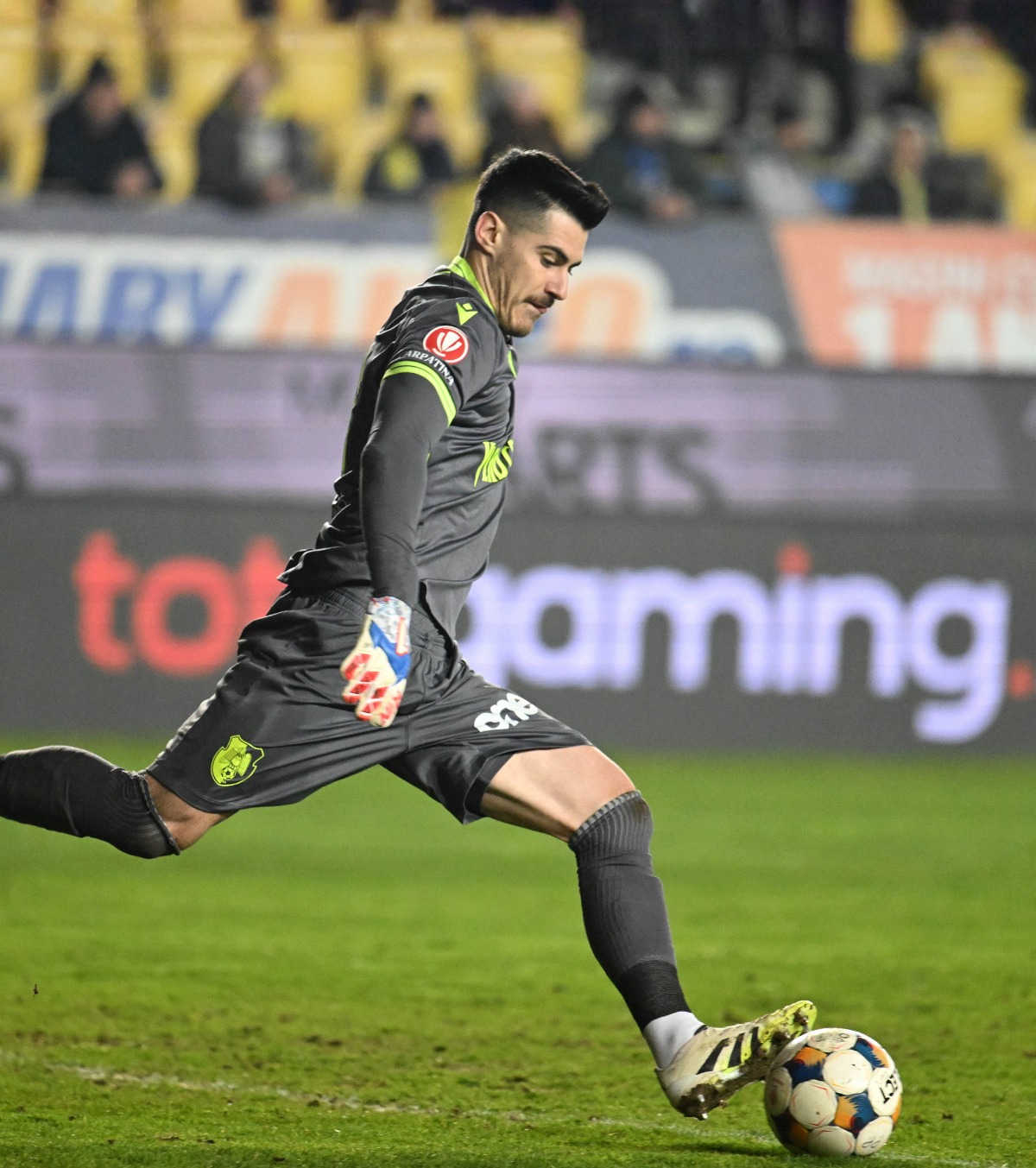 „Un salariu mai mult decât dublu” Portarul convocat de urgență de Mircea Lucescu a primit o ofertă de nerefuzat, dar a spus „NU”! Din ce motiv