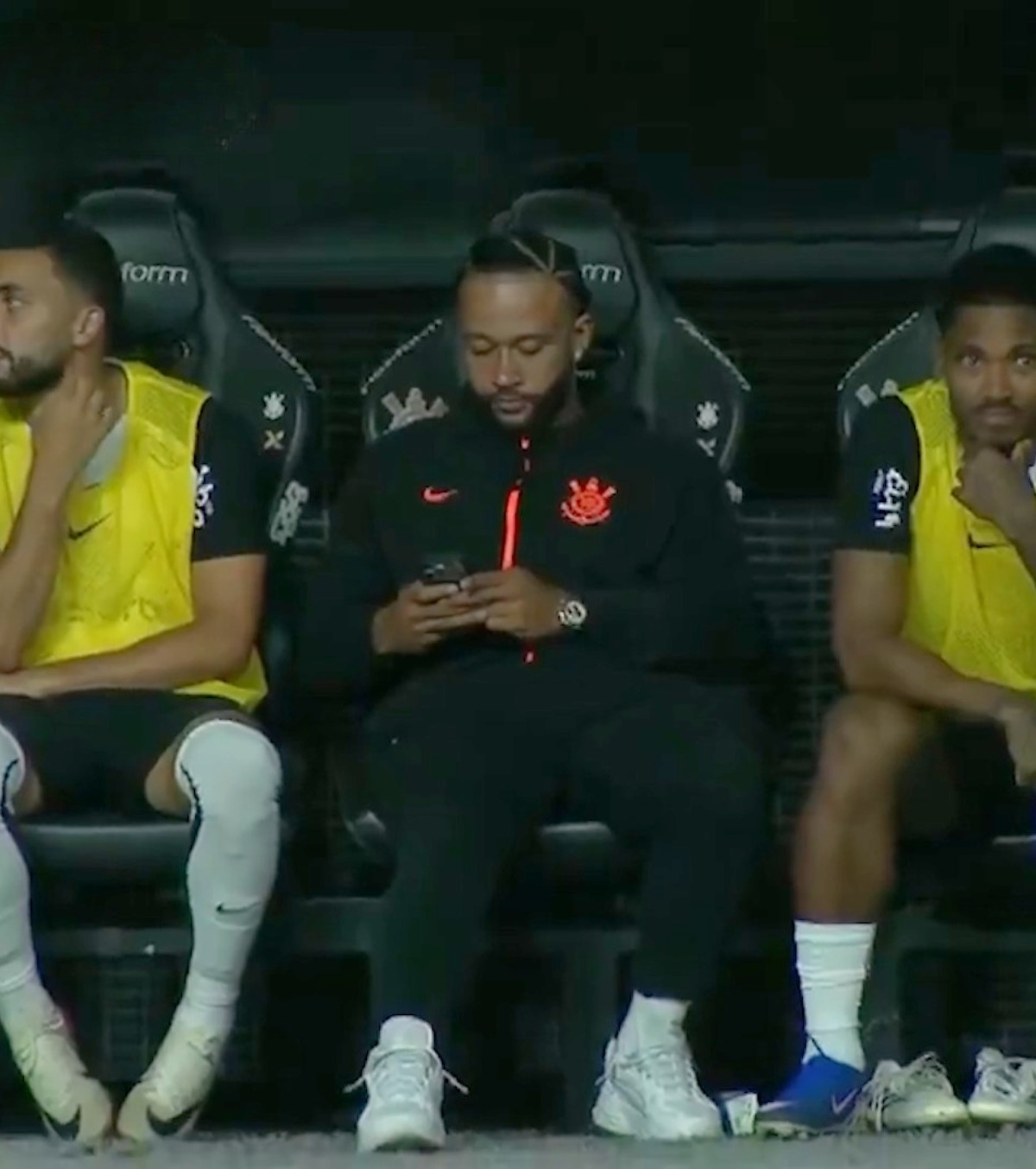 Depay, cu telefonul pe bancă FOTO. Olandezul, în centrul unei controverse în Brazilia. A fost certat de staff! Cum se justifică: „Puteam să rămân în vestiar”