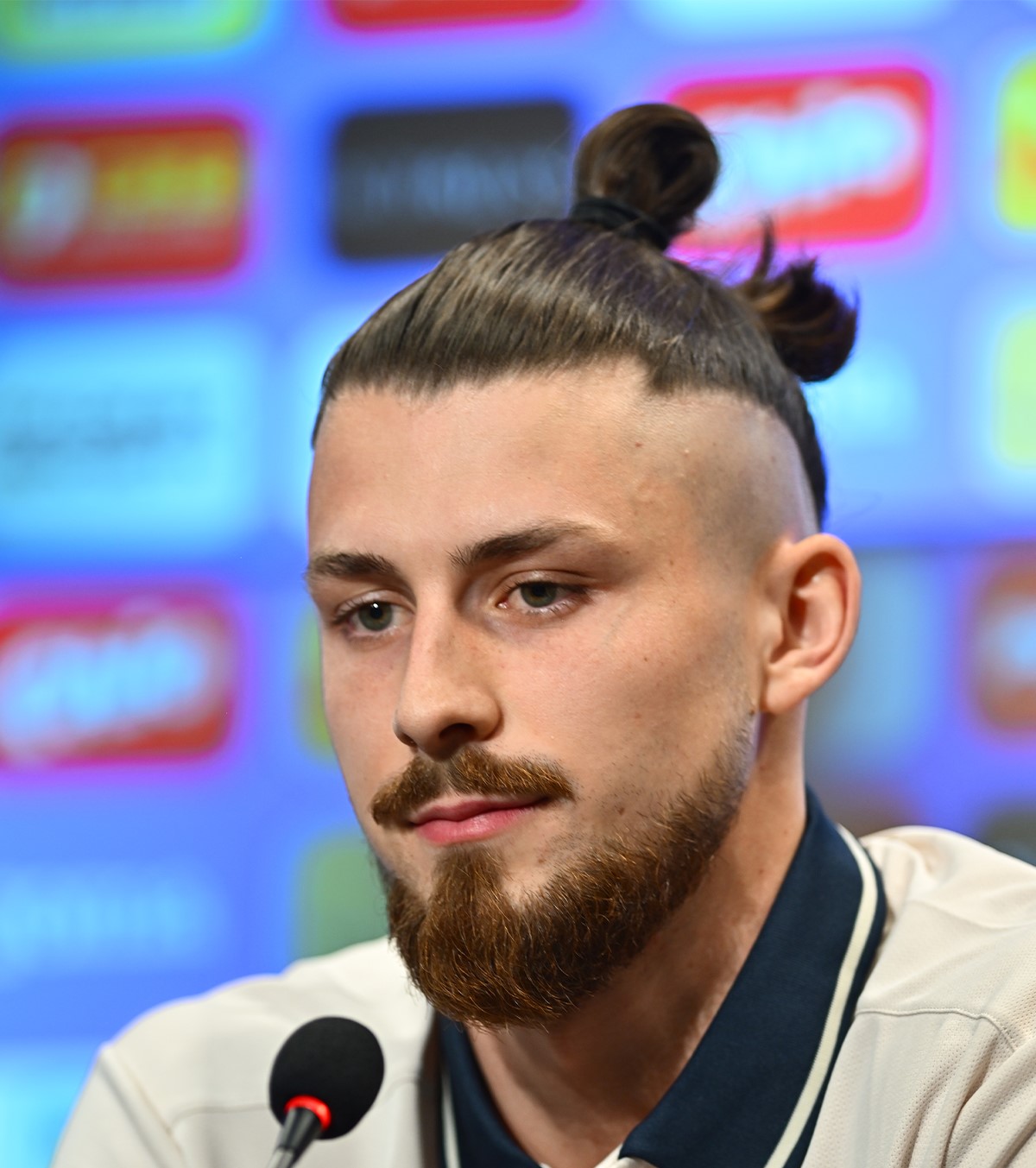 Drăgușin, tensionat!  Stoperul a părut că e în fața unui război la conferință: foarte încordat în răspunsuri