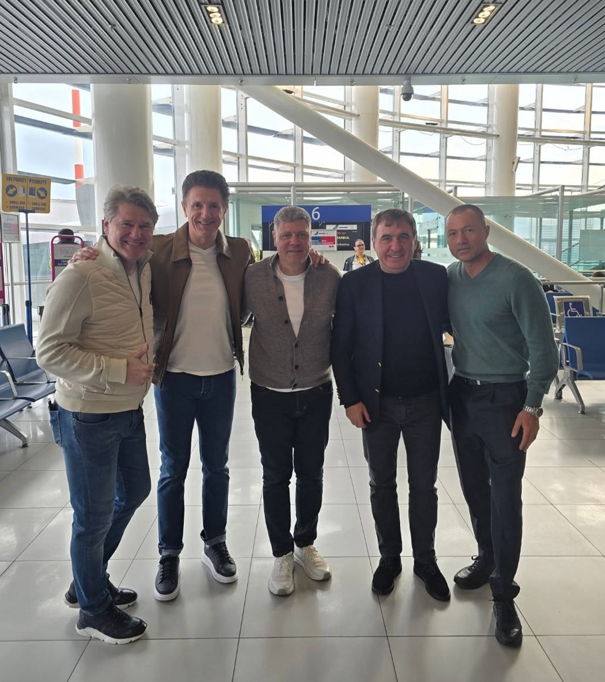 „Gata! Mă mai fotografiezi mult?” Incident cu Generația de Aur la Istanbul. Un fost tricolor a răbufnit: „Ce nu înțelegeți voi!”