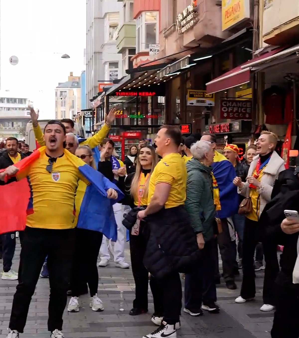 Nimeni, nimic Xenofobie pe străzile din Istanbul. Ce au strigat unii fani români