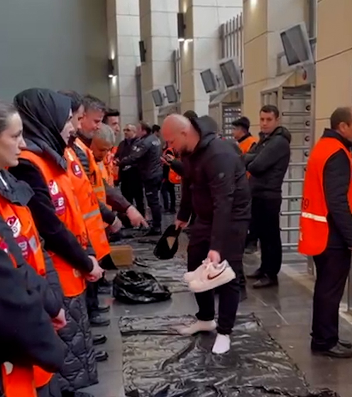 Descălțați! VIDEO: Turcia impune  controale stricte pentru fanii români, înainte de a le permite accesul în stadion » Care este motivul