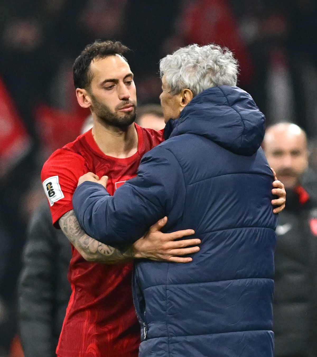 Clipe de emoție pură VIDEO Cum se desparte Lucescu de fotbal, îmbrățișat îndelung de Calhanoglu și de Montella