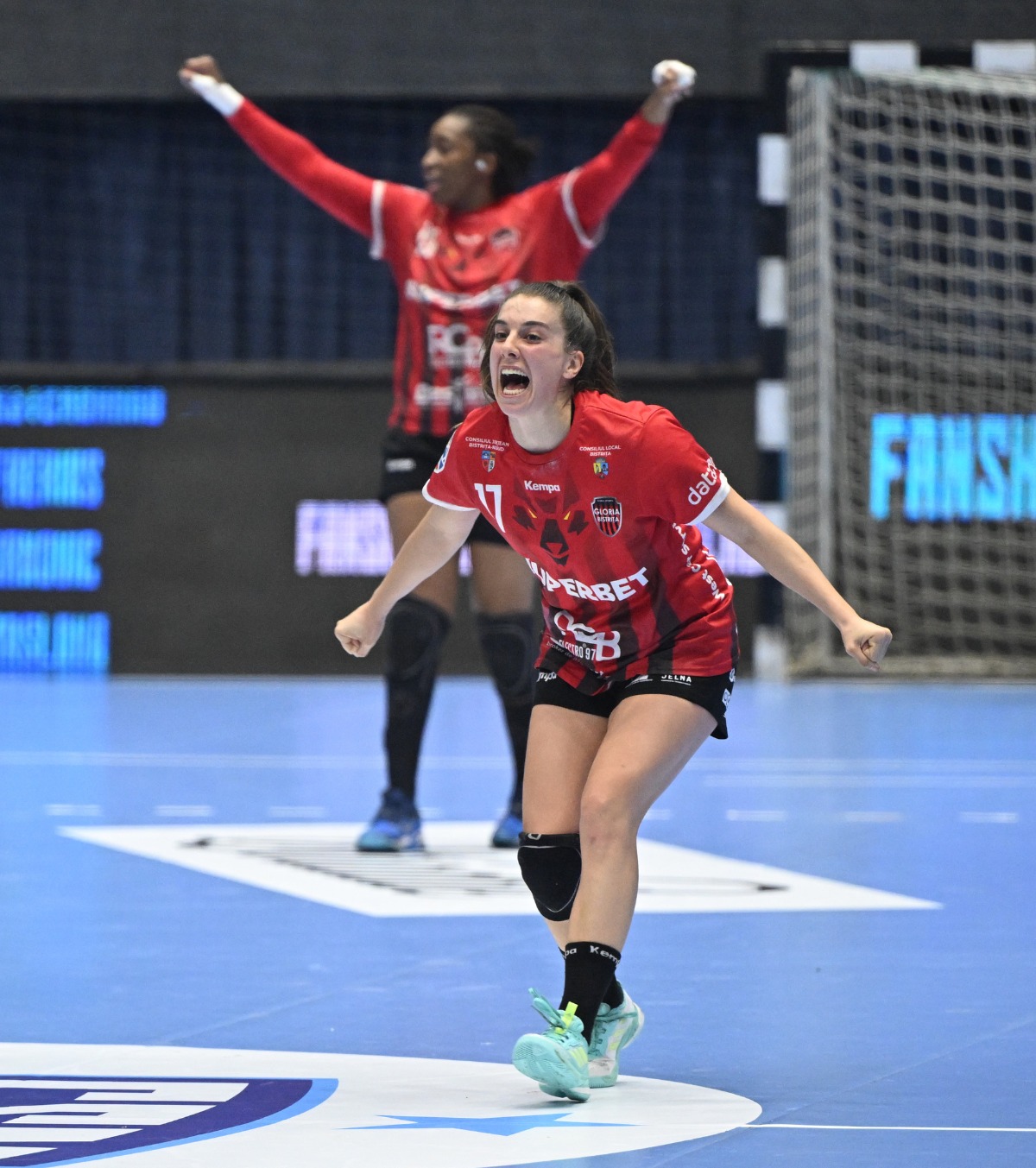 Gloria Bistrița, în sferturi  Calificare spectaculoasă în sferturile Ligii Campionilor » Rapid, out din European League