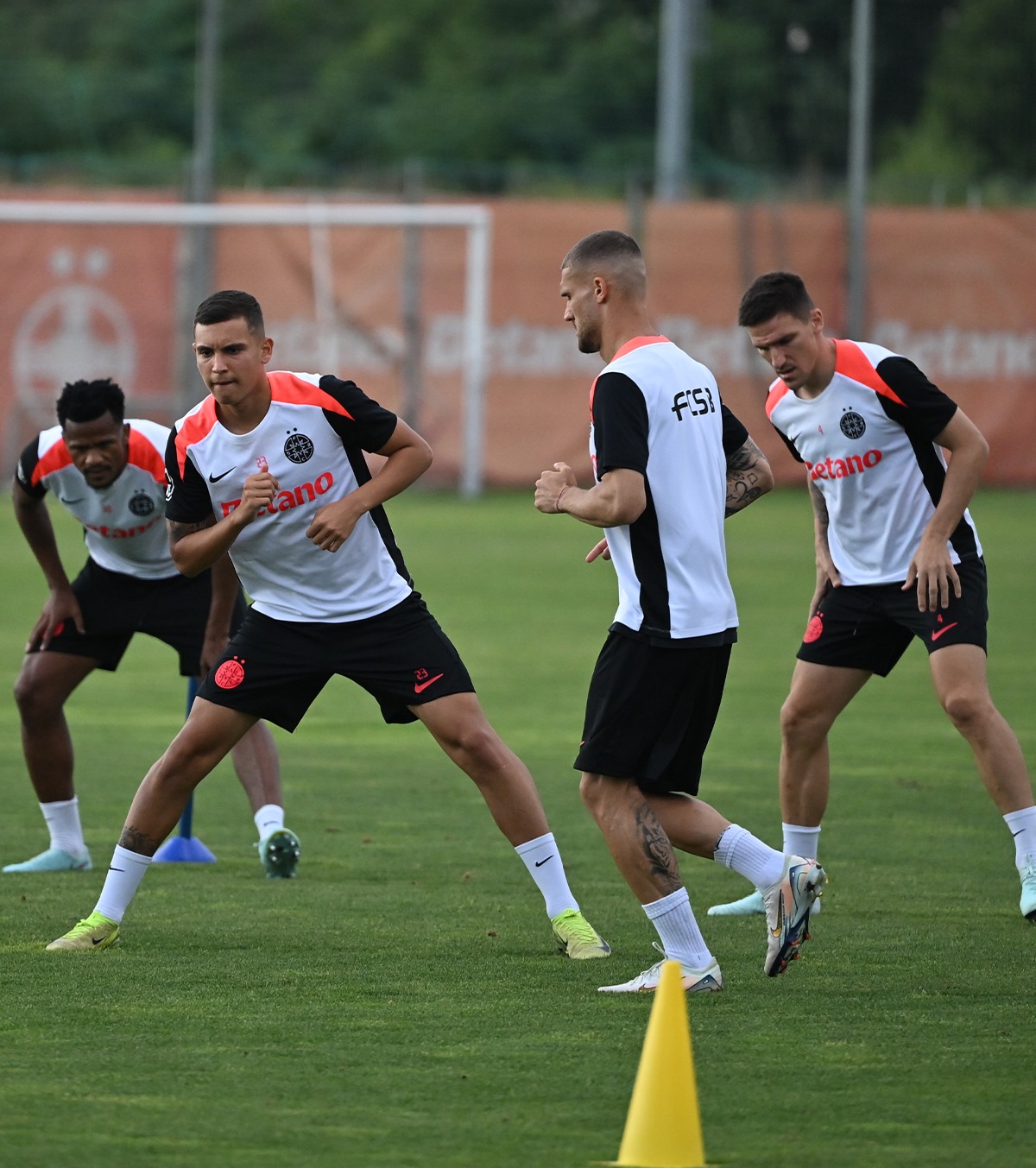 Vești bune pentru Rădoi VIDEO. Doi jucători au revenit la antrenamentele FCSB înaintea reluării Ligii 1