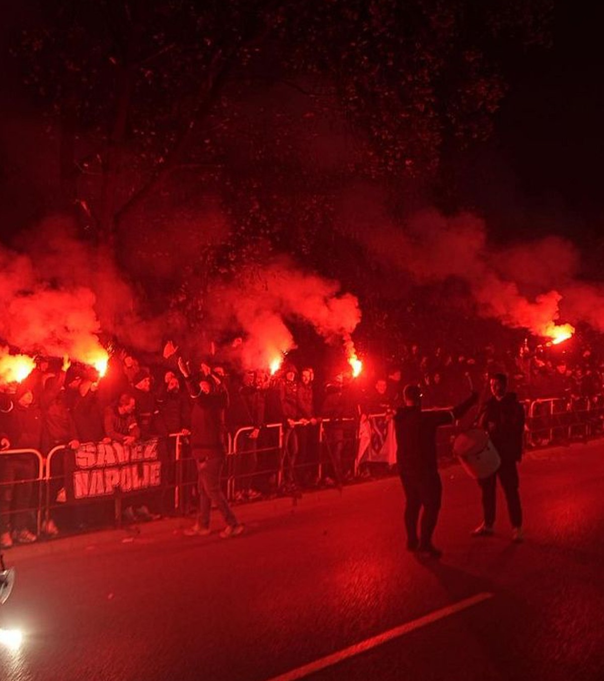 O mașină ca să vezi jocul din bloc! Nebunie la Zenica. Toată Bosnia vrea să fie la stadion pentru barajul CM cu Italia » Cât costă bilet pe piața neagră