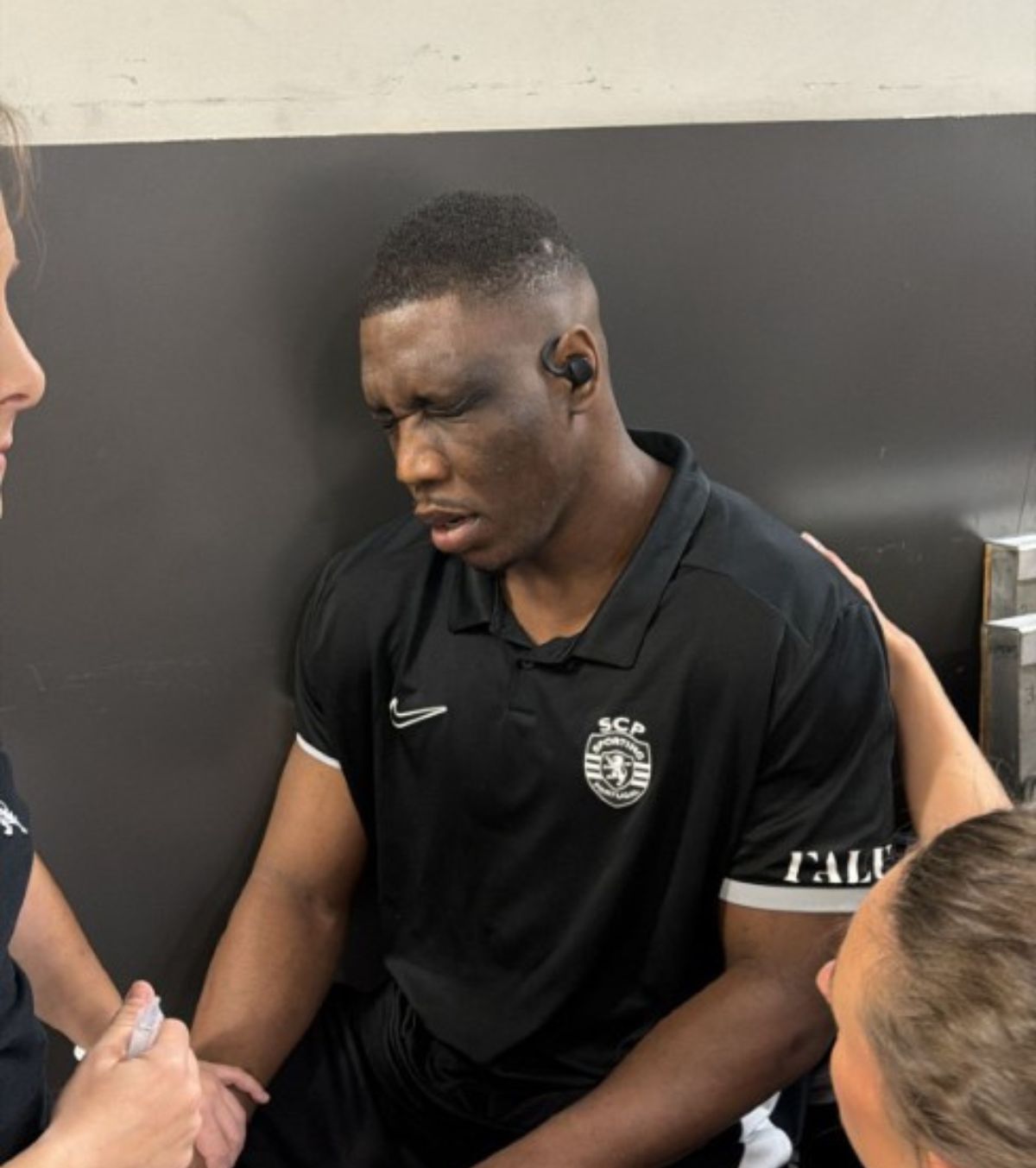 Scandal în Portugalia Antrenorul și un jucător de la Sporting, transportați la spital înainte de derby-ul cu FC Porto, din cauza unui miros intens în vestiar