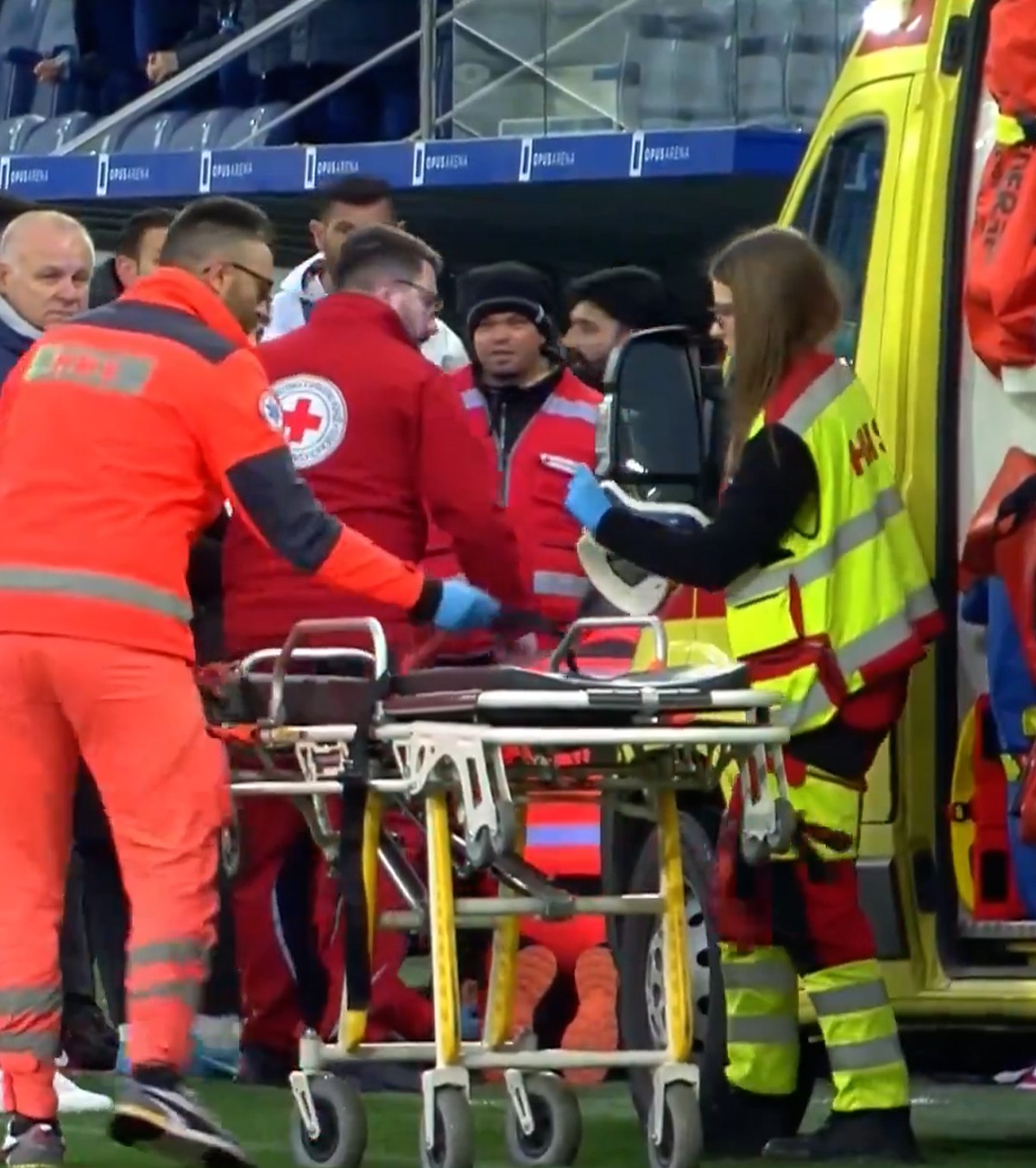 S-a prăbușit în timpul meciului VIDEO Medicii au intervenit imediat după ce antrenorului Turciei U21 i s-a făcut rău pe bancă